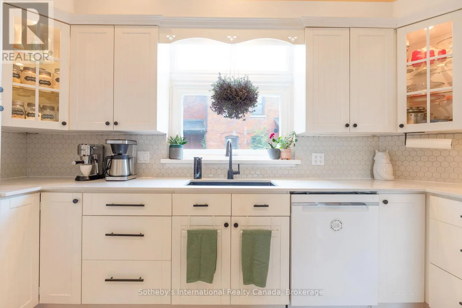 12 ELIZABETH STREET W