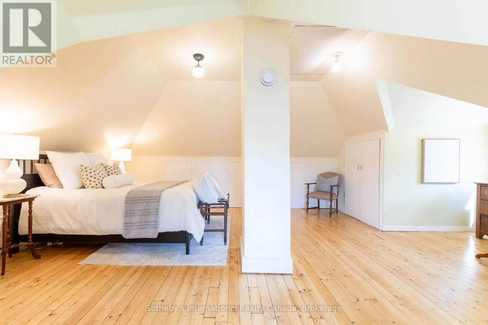 12 ELIZABETH STREET W