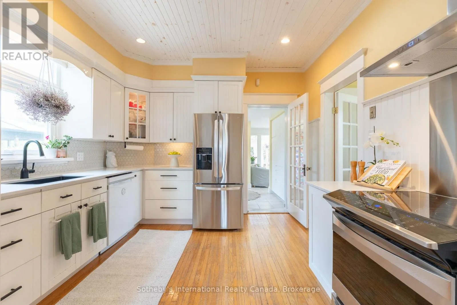 12 ELIZABETH STREET W