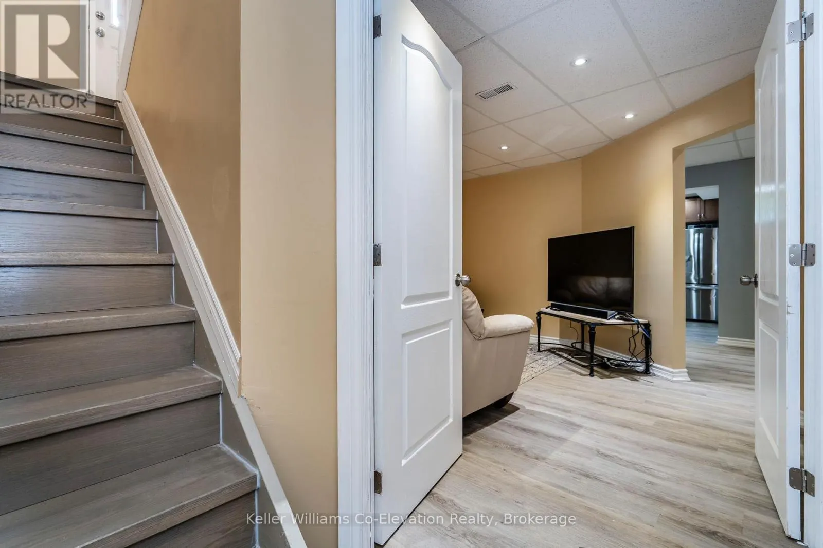 LOWER UNIT - 5 HALLEN DRIVE, #Lower Unit