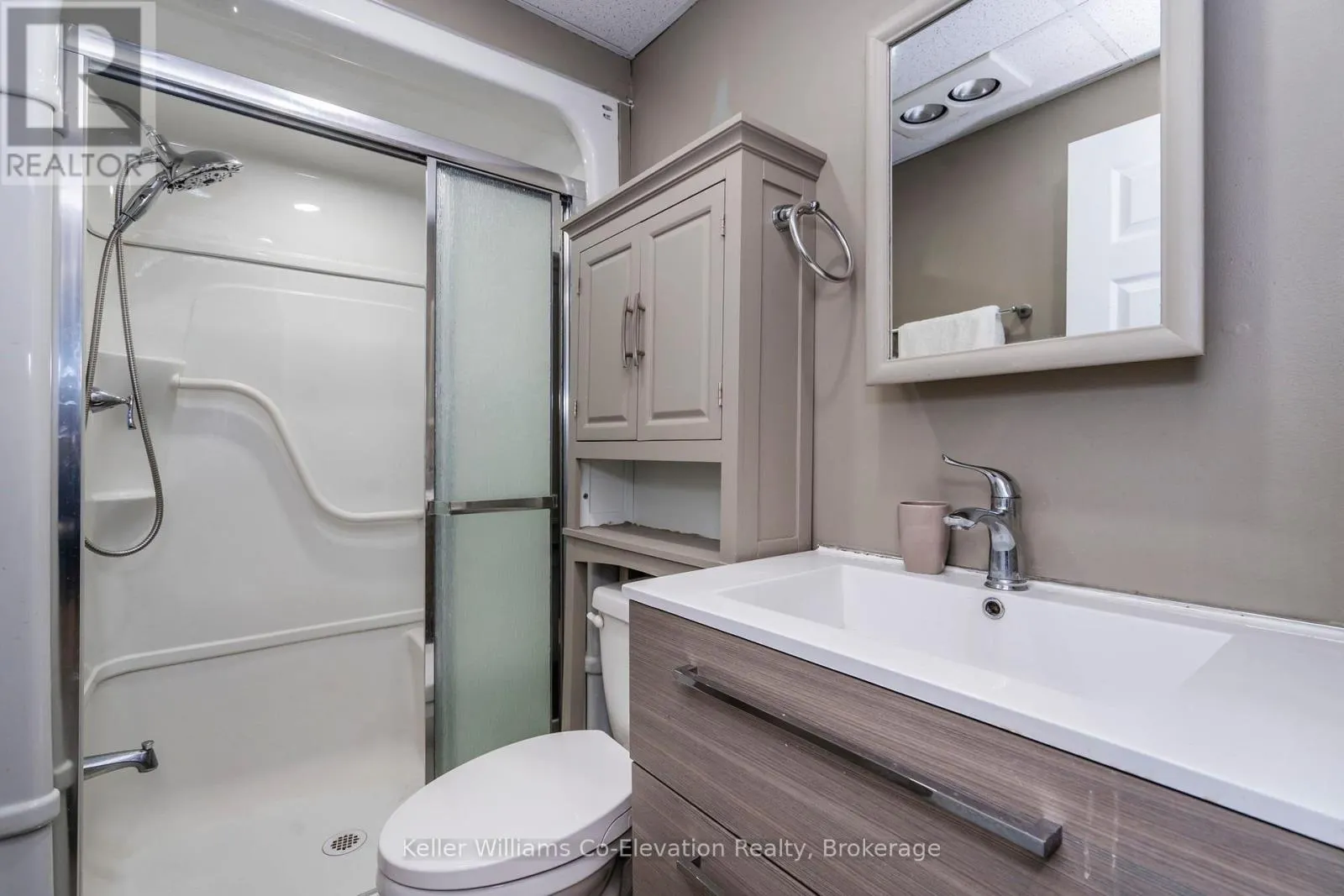 LOWER UNIT - 5 HALLEN DRIVE, #Lower Unit