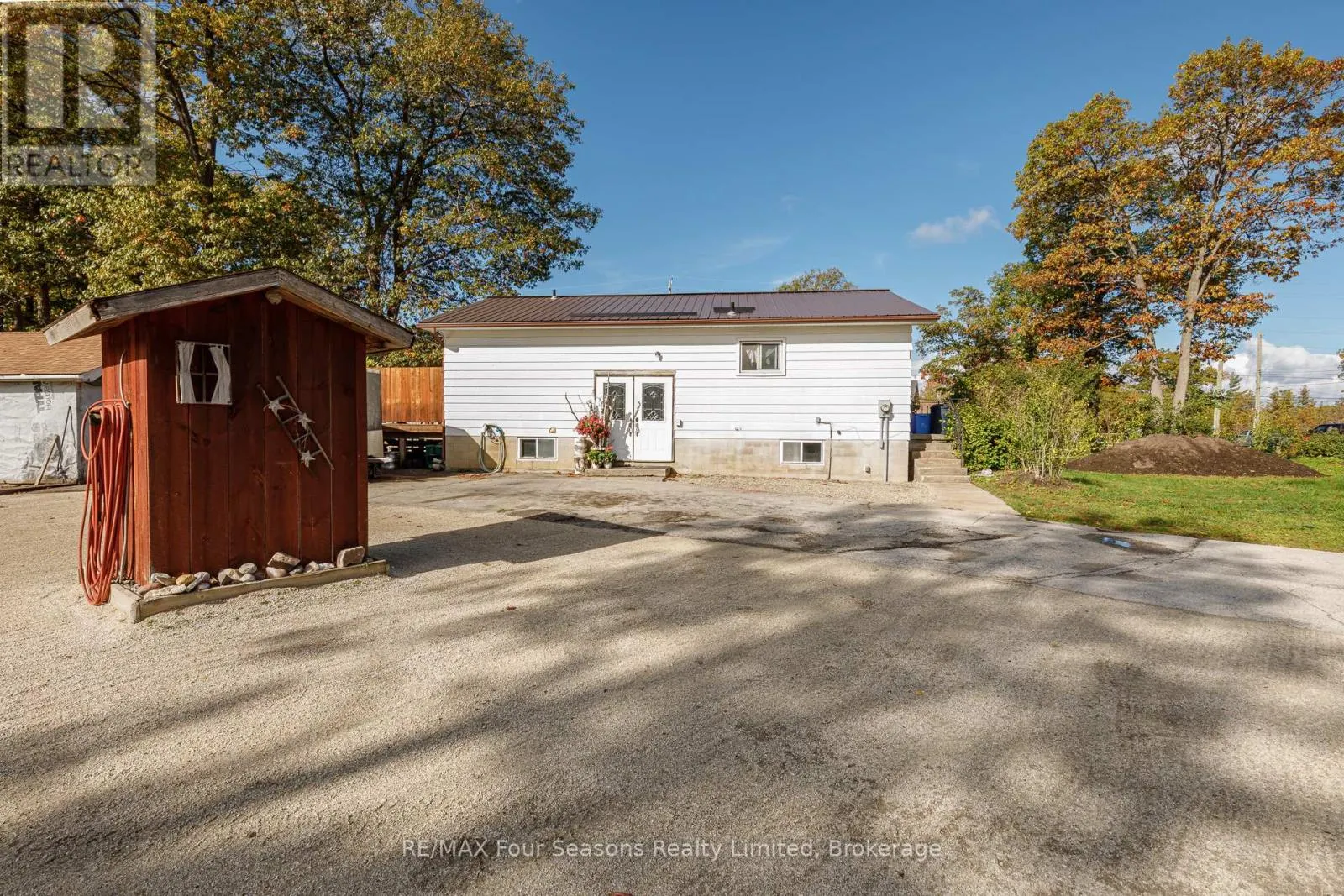 24 INDIANOLA CRESCENT