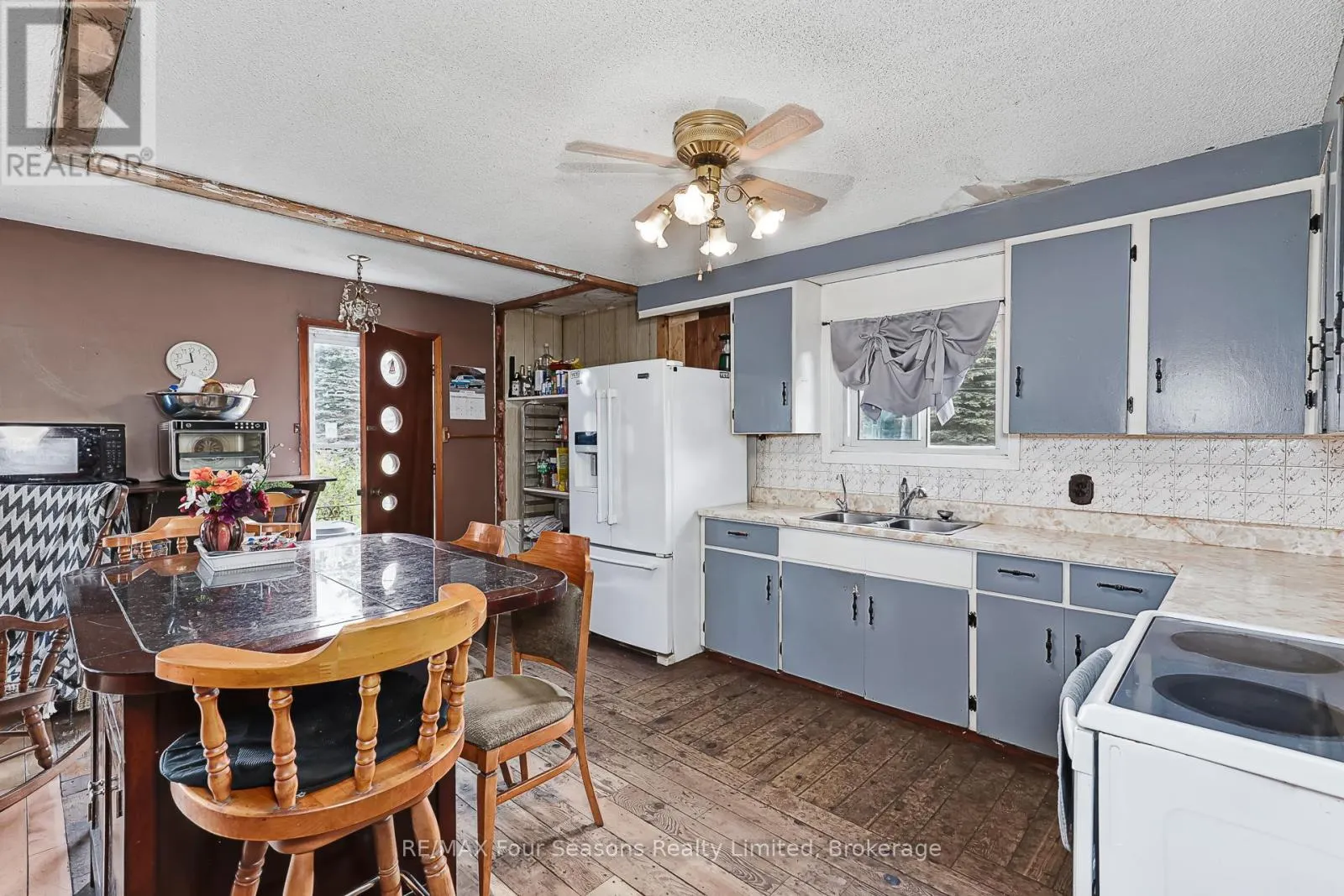 24 INDIANOLA CRESCENT