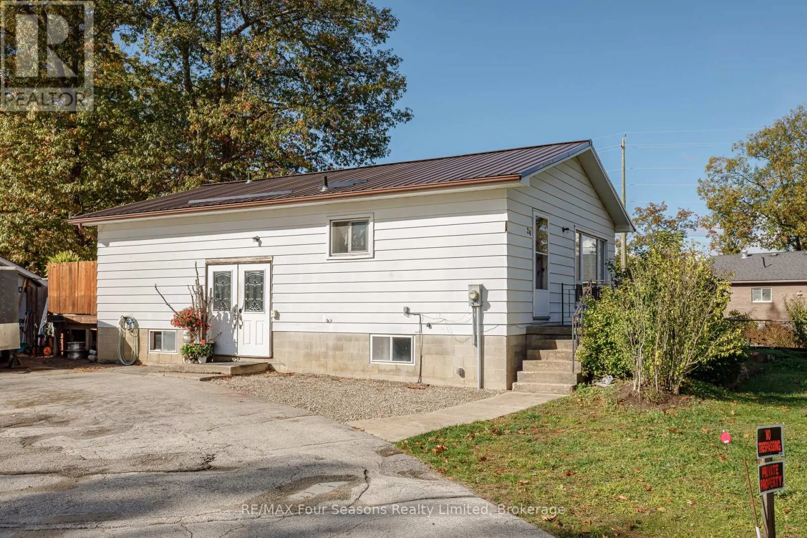 24 INDIANOLA CRESCENT