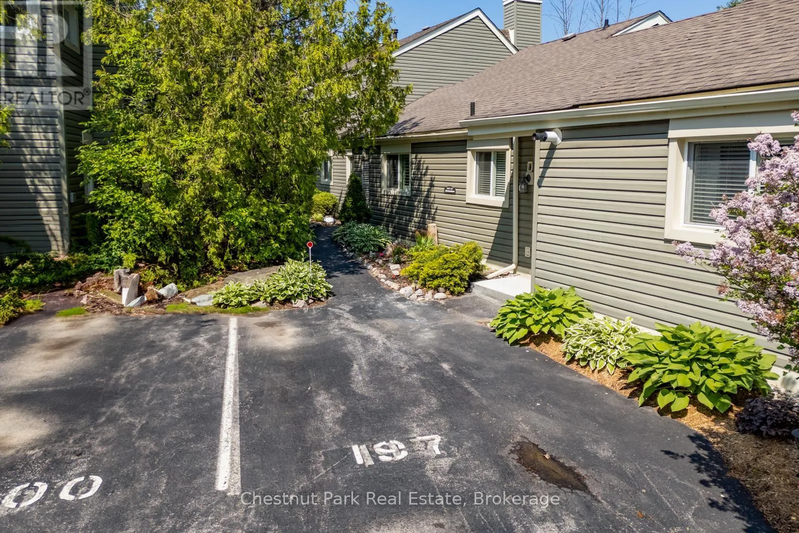 197 ESCARPMENT CRESCENT