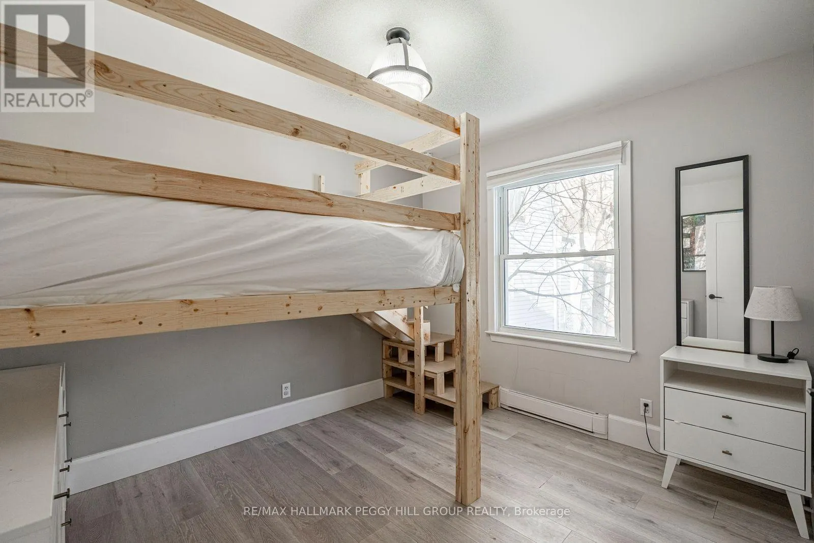 MAIN - 54 SOPHIA STREET E