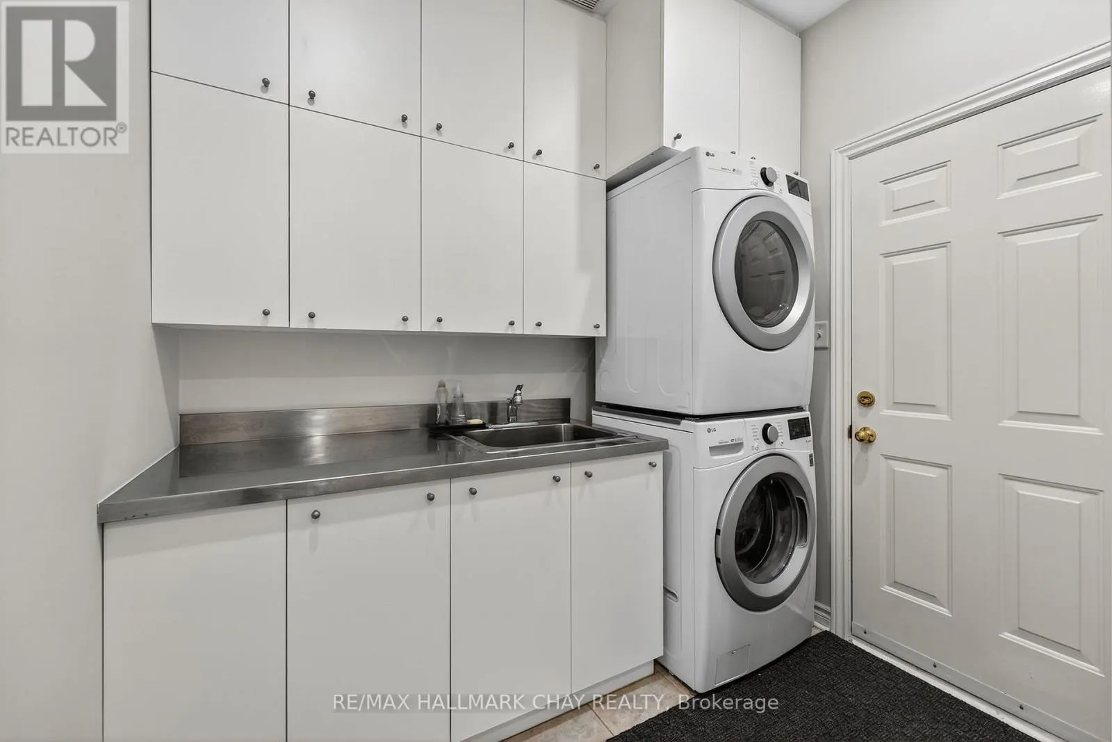 UPPER - 158 PRINGLE DRIVE