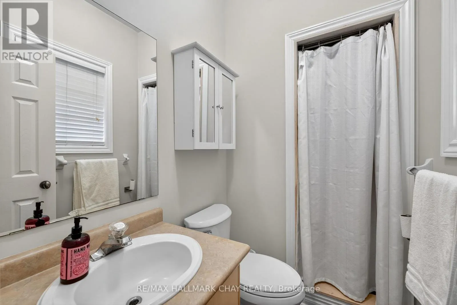 UPPER - 158 PRINGLE DRIVE