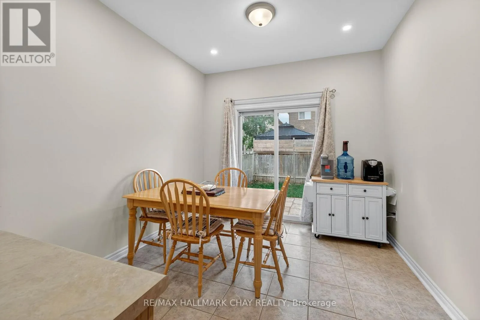 UPPER - 158 PRINGLE DRIVE