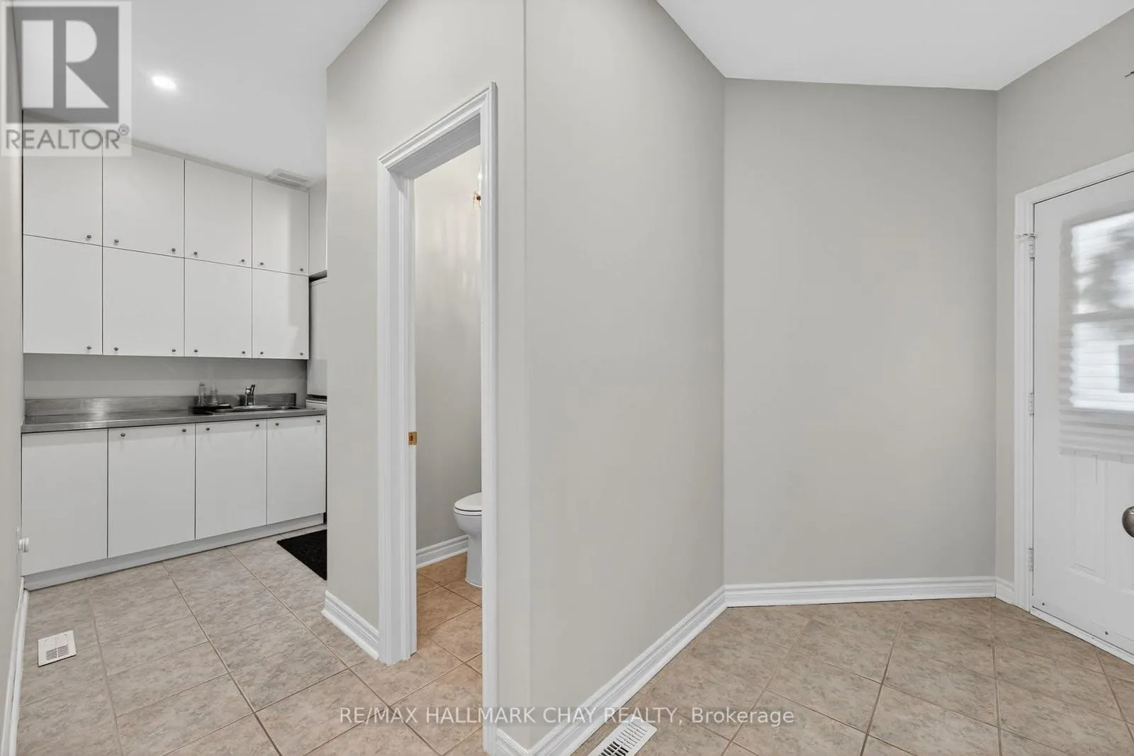 UPPER - 158 PRINGLE DRIVE