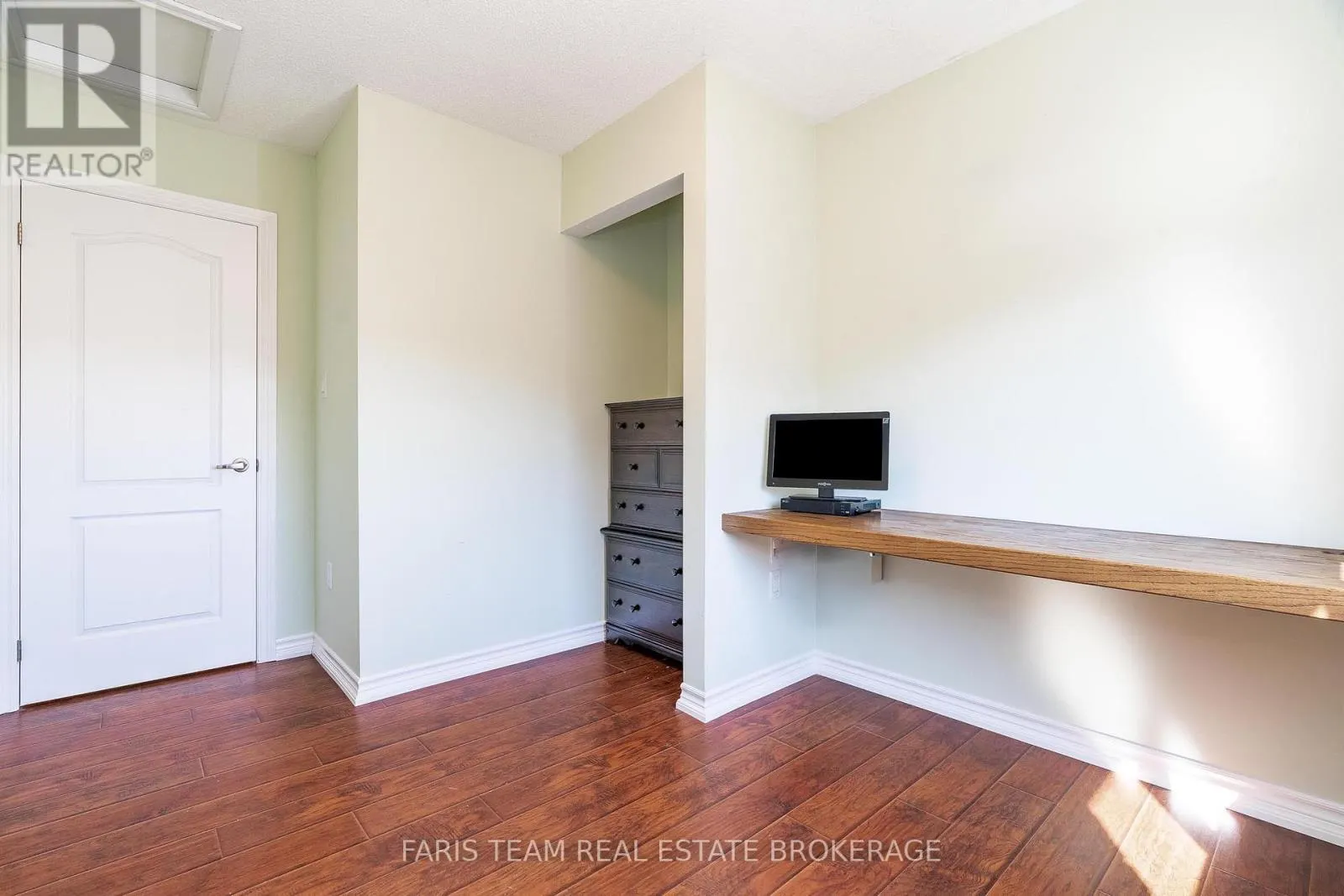 30 SOUTHWOODS CRESCENT