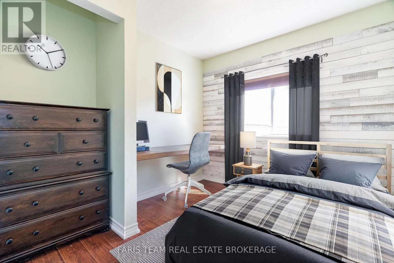 30 SOUTHWOODS CRESCENT