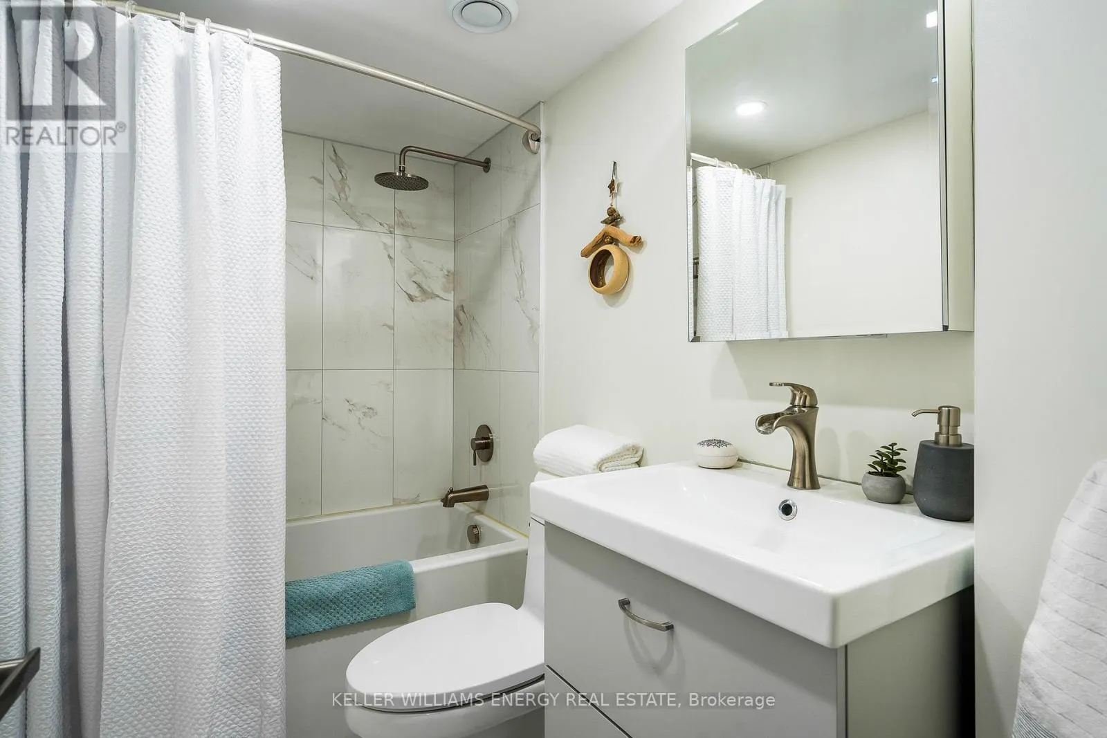 901 - 24 RAMBLINGS WAY, #901