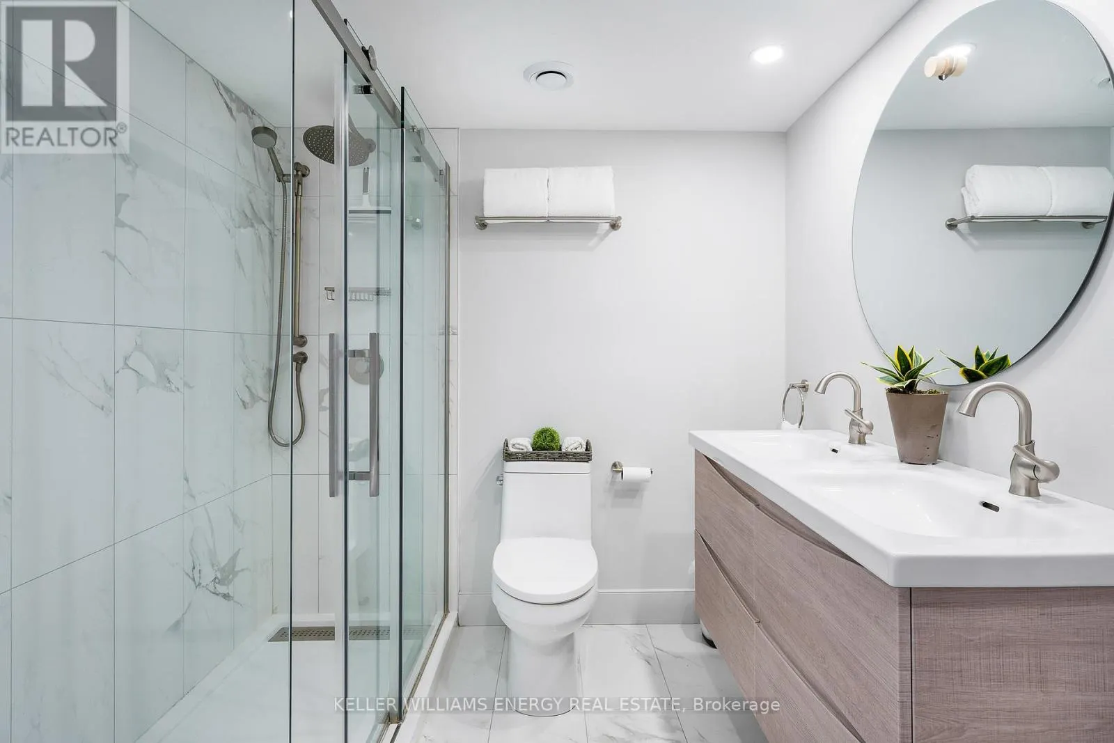 901 - 24 RAMBLINGS WAY, #901