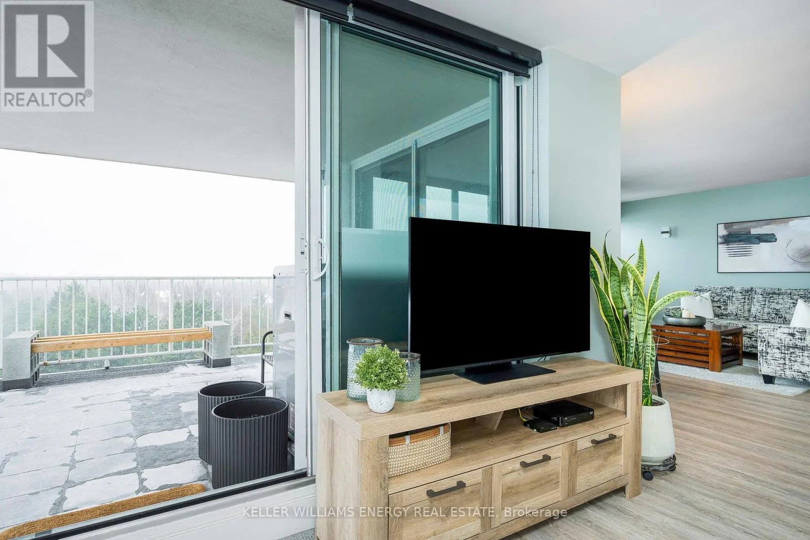 901 - 24 RAMBLINGS WAY, #901