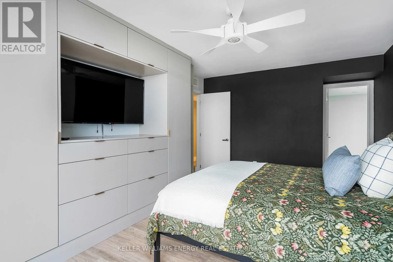 901 - 24 RAMBLINGS WAY, #901