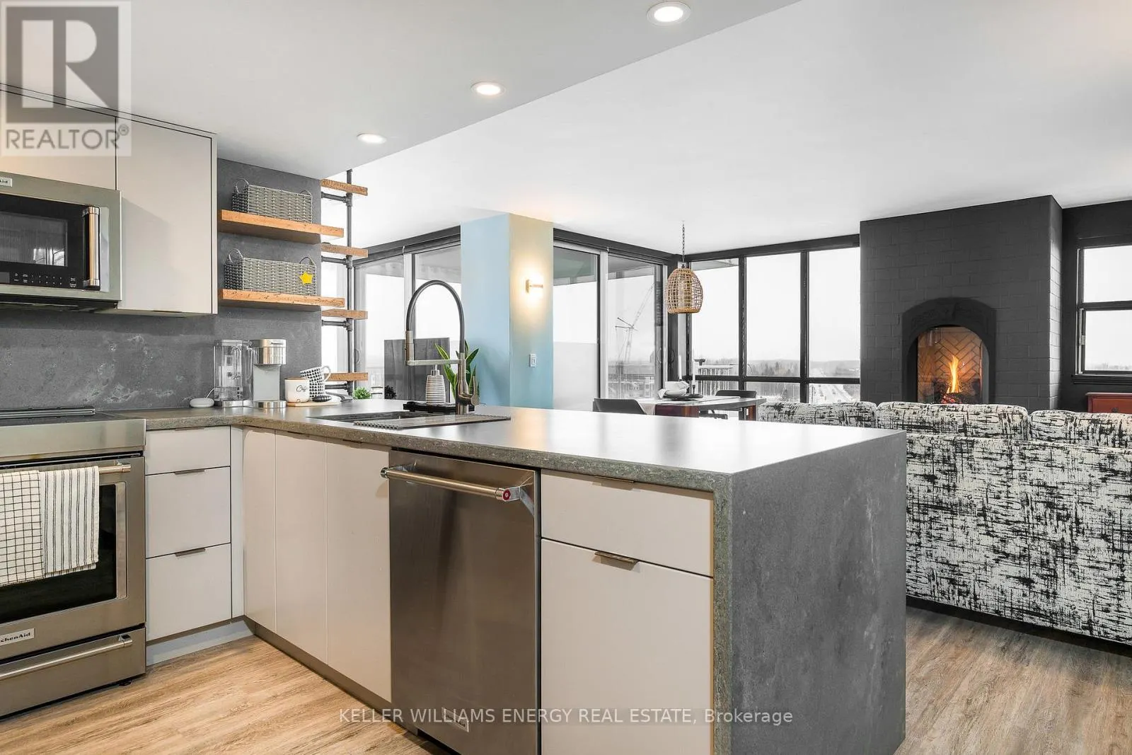 901 - 24 RAMBLINGS WAY, #901