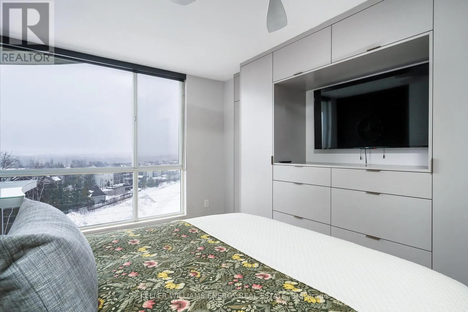 901 - 24 RAMBLINGS WAY, #901