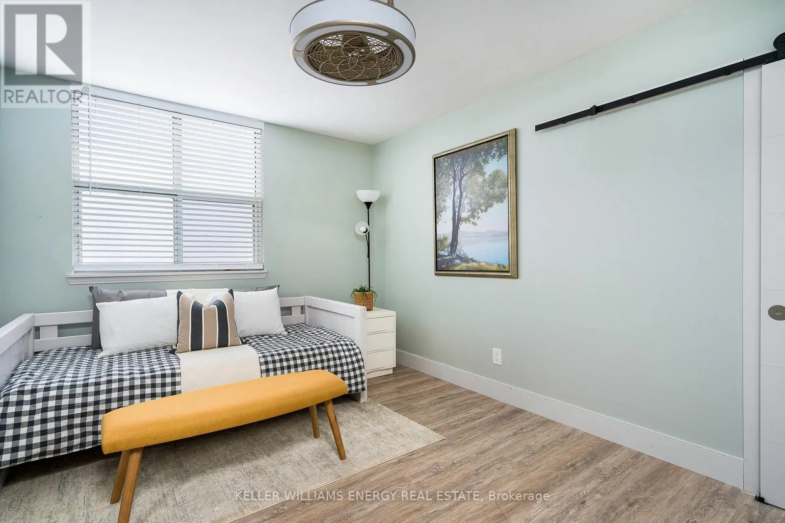 901 - 24 RAMBLINGS WAY, #901