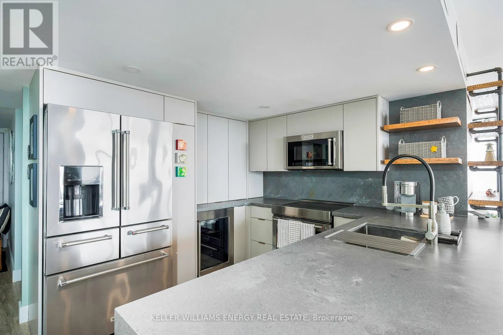 901 - 24 RAMBLINGS WAY, #901