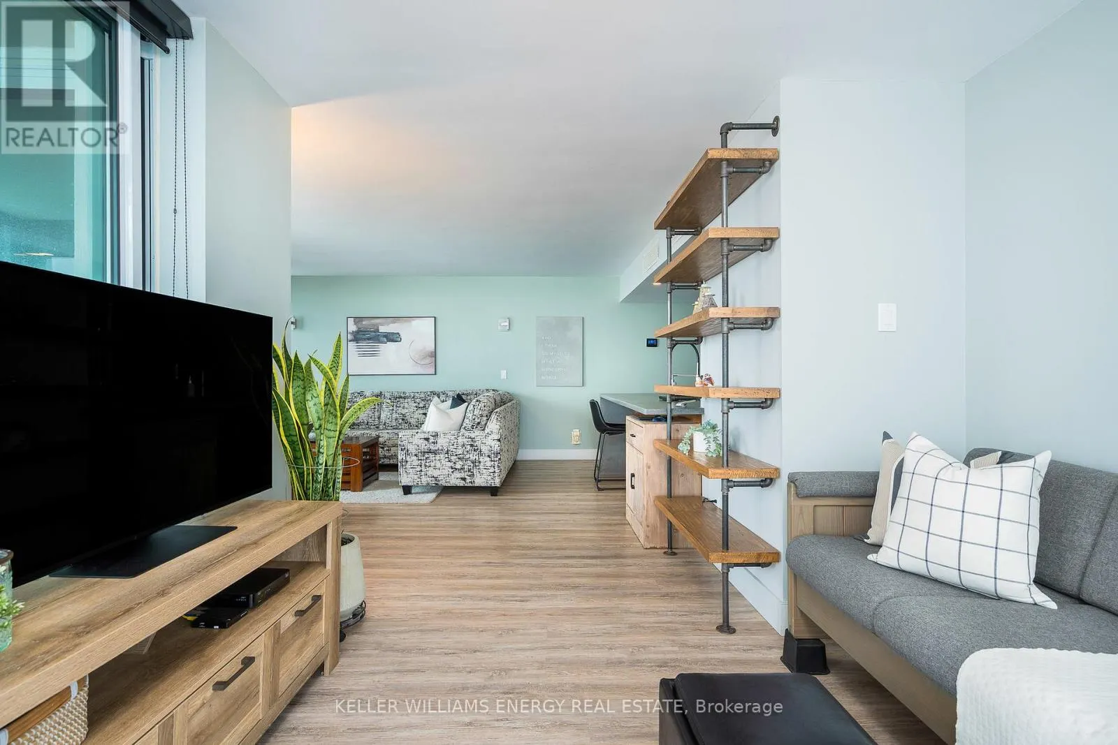 901 - 24 RAMBLINGS WAY, #901