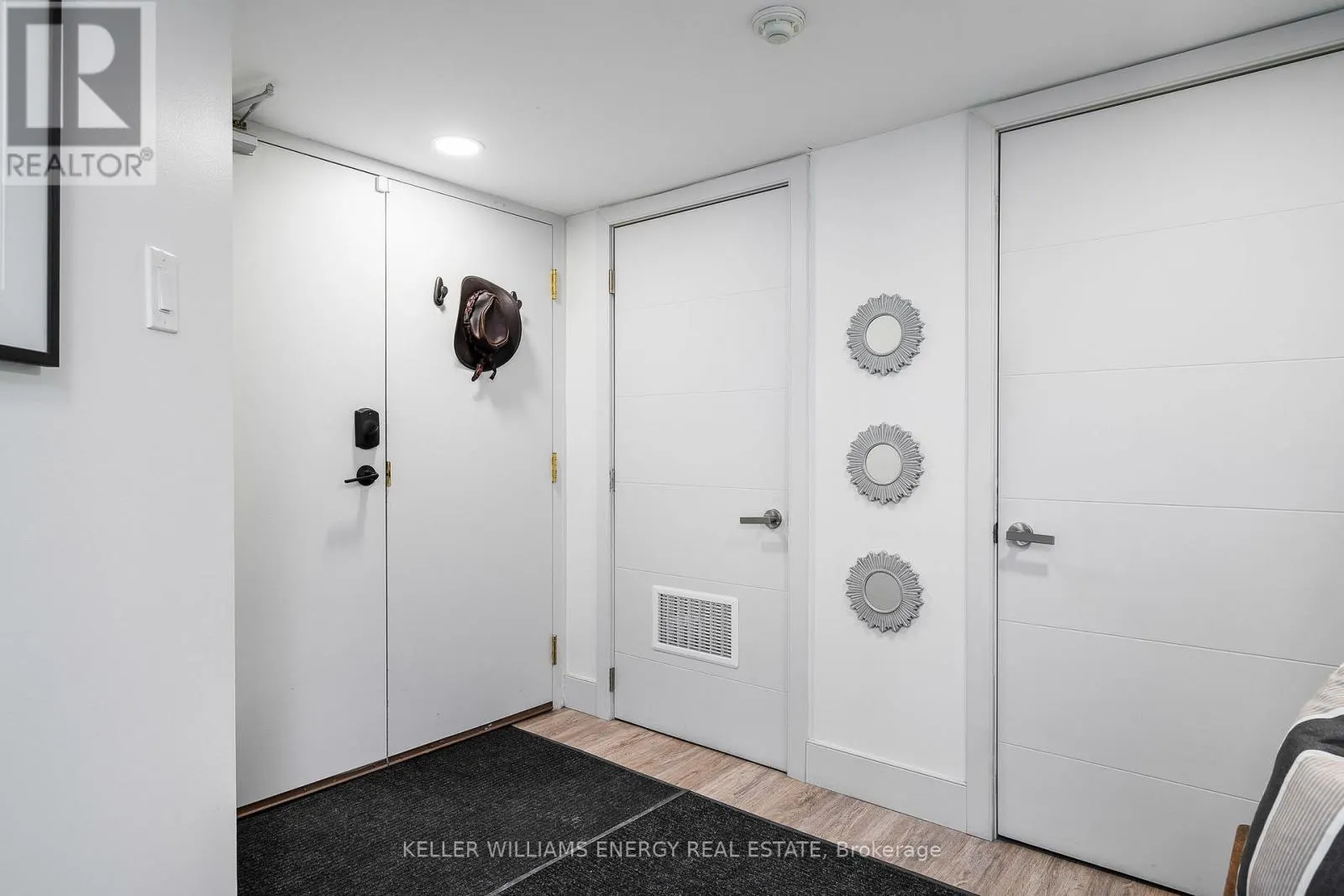 901 - 24 RAMBLINGS WAY, #901