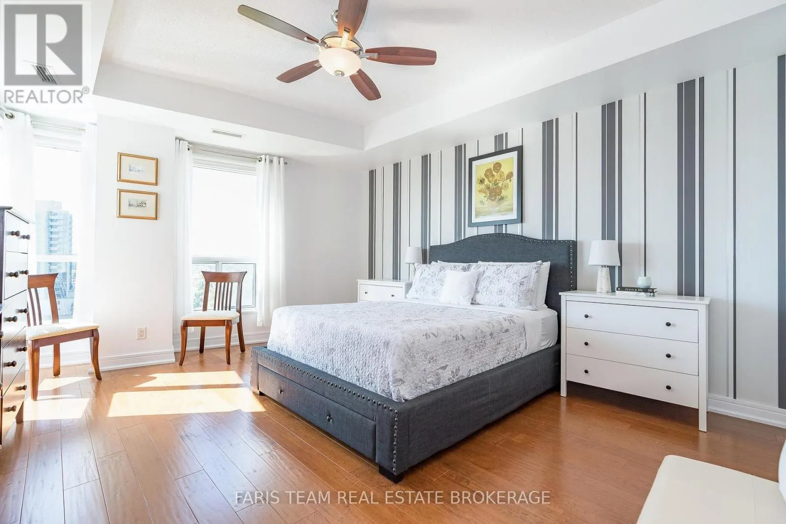 902 - 2 TORONTO STREET