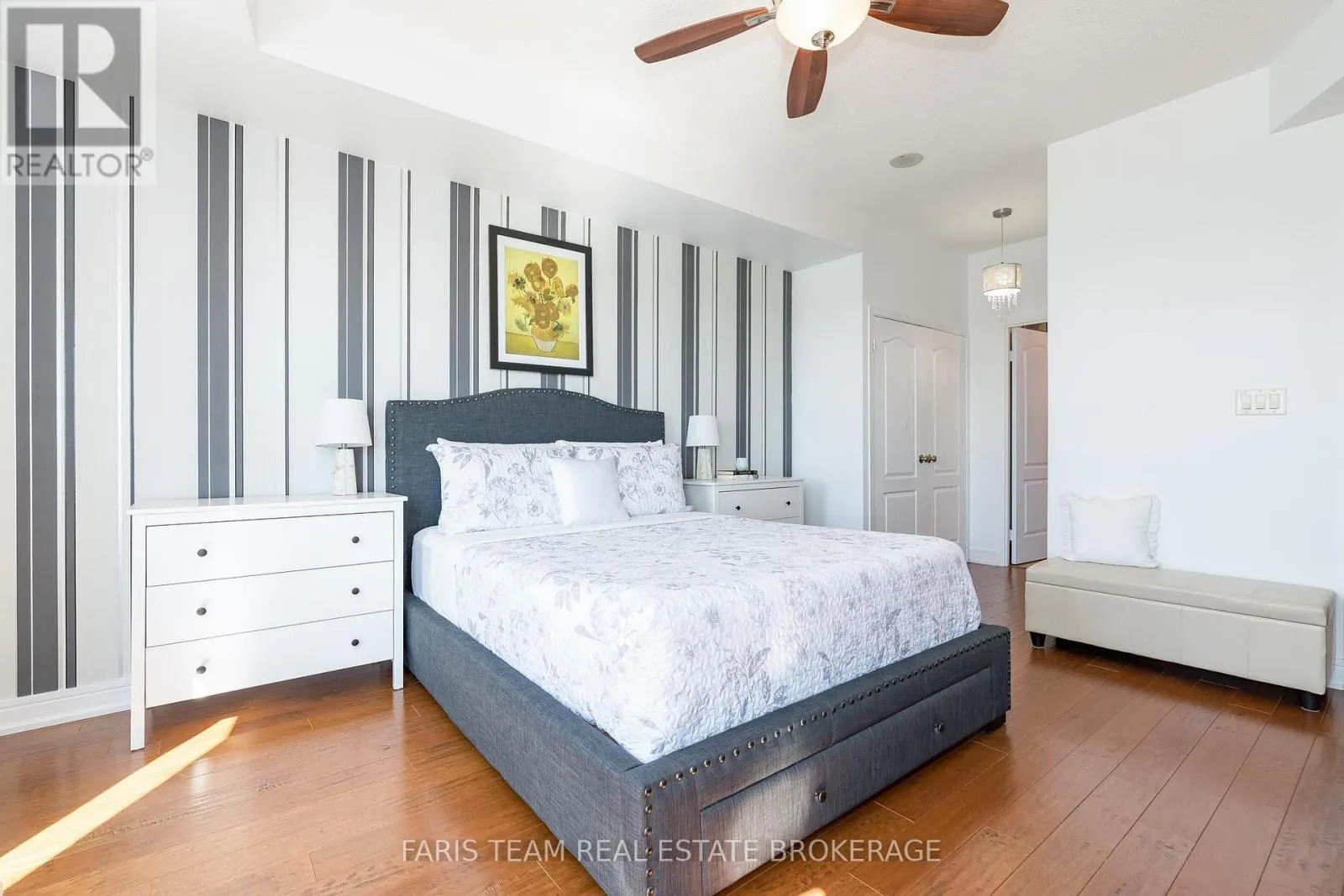 902 - 2 TORONTO STREET