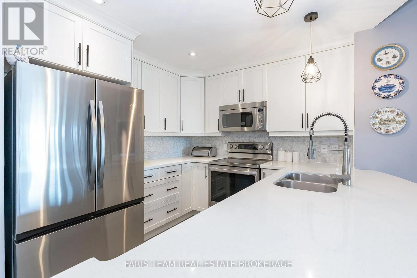 902 - 2 TORONTO STREET