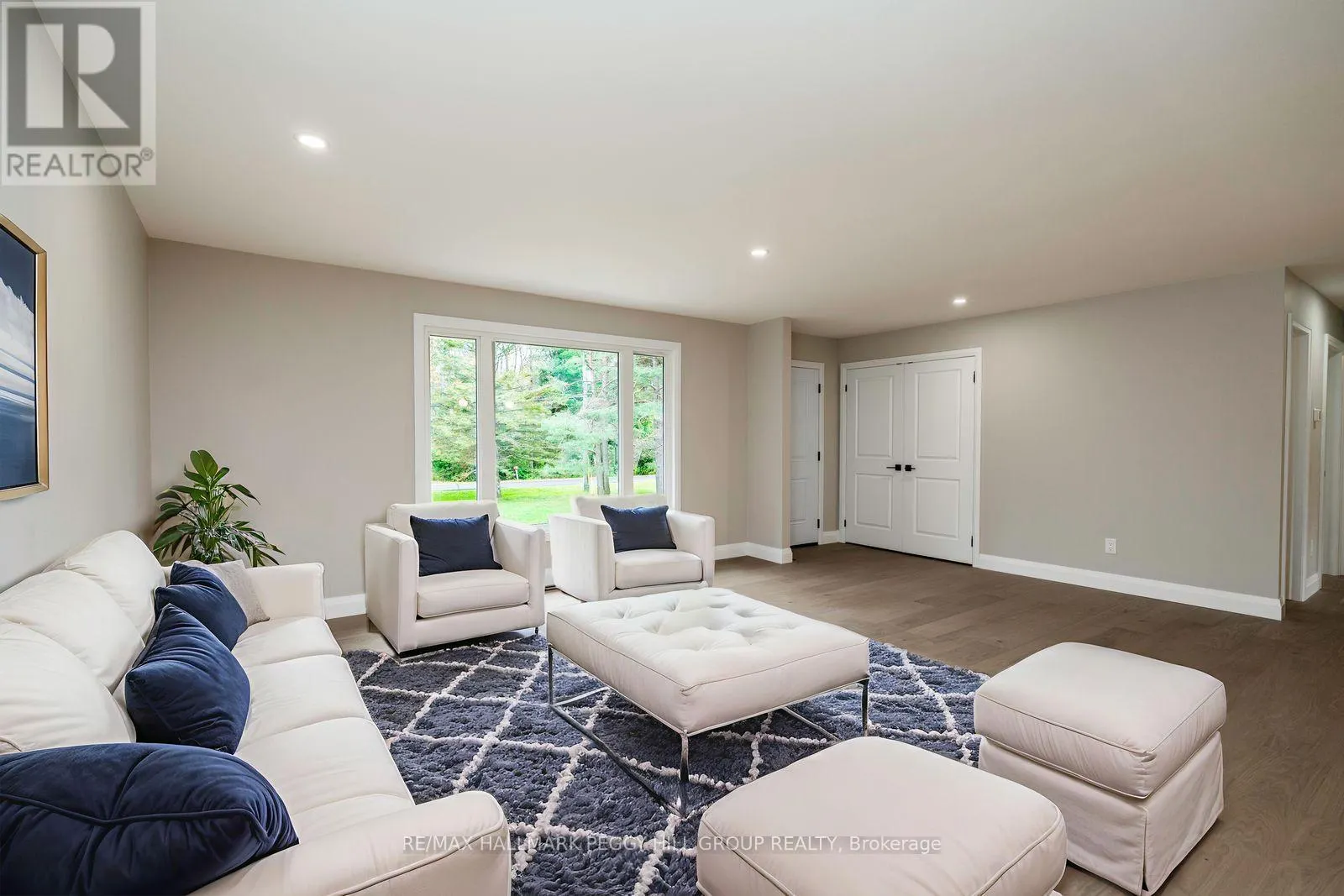 16 HILLVIEW CRESCENT