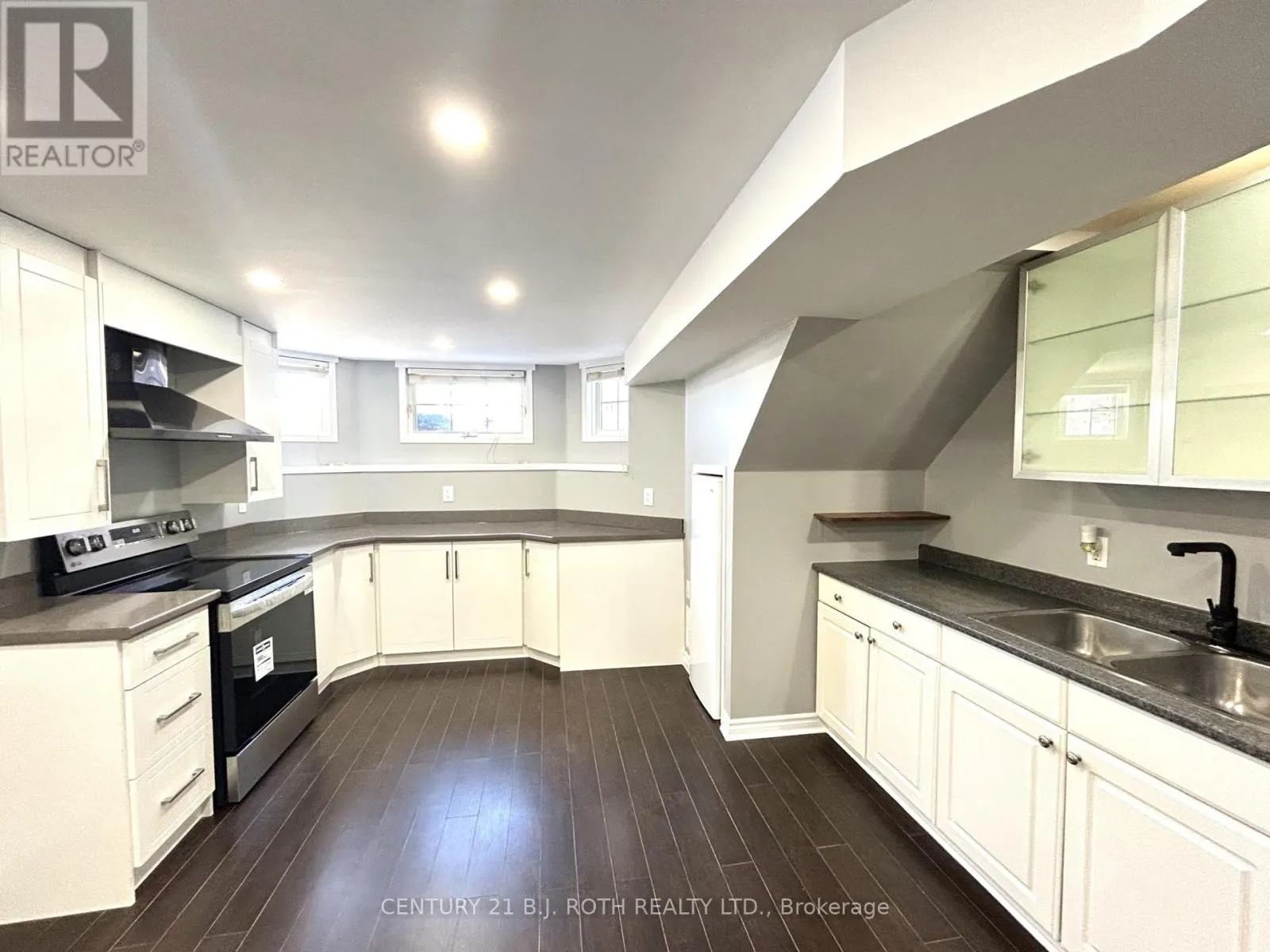 LOWER - 140 MONIQUE CRESCENT