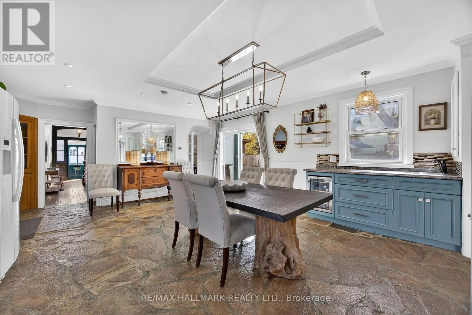 84 WELLINGTON STREET E