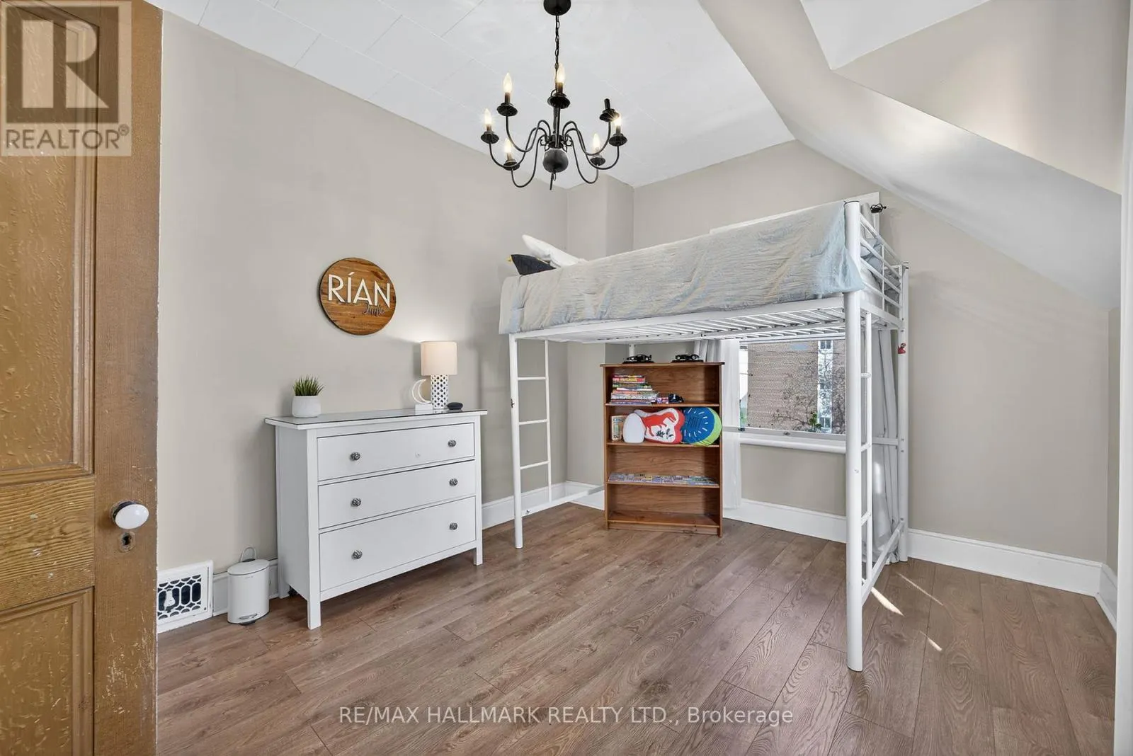 84 WELLINGTON STREET E