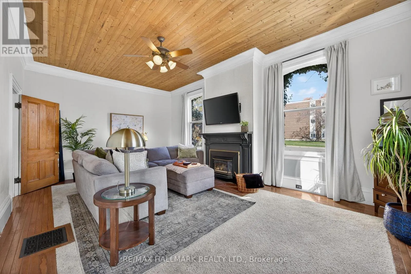 84 WELLINGTON STREET E