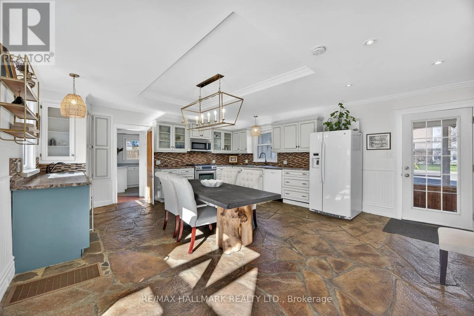 84 WELLINGTON STREET E