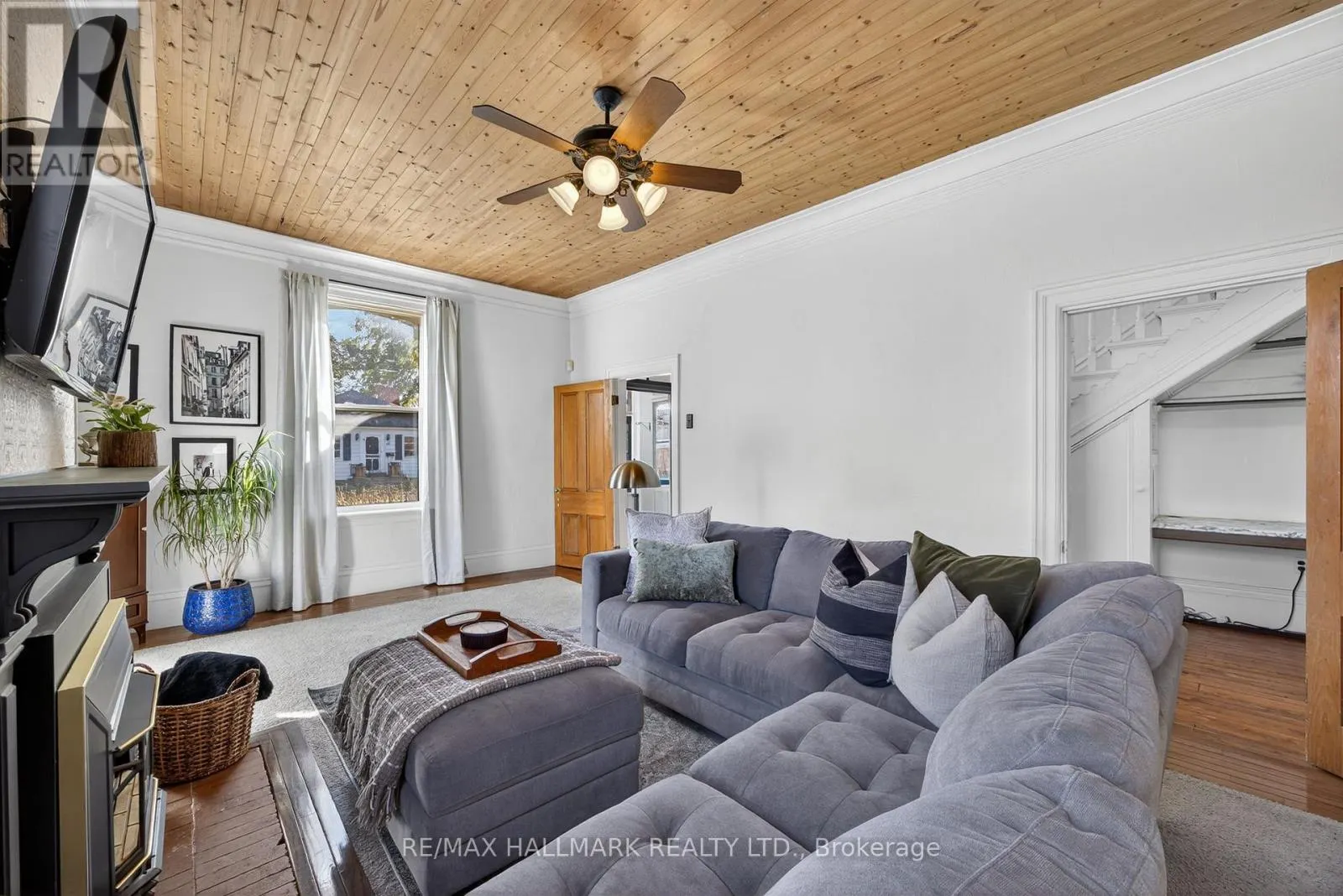 84 WELLINGTON STREET E