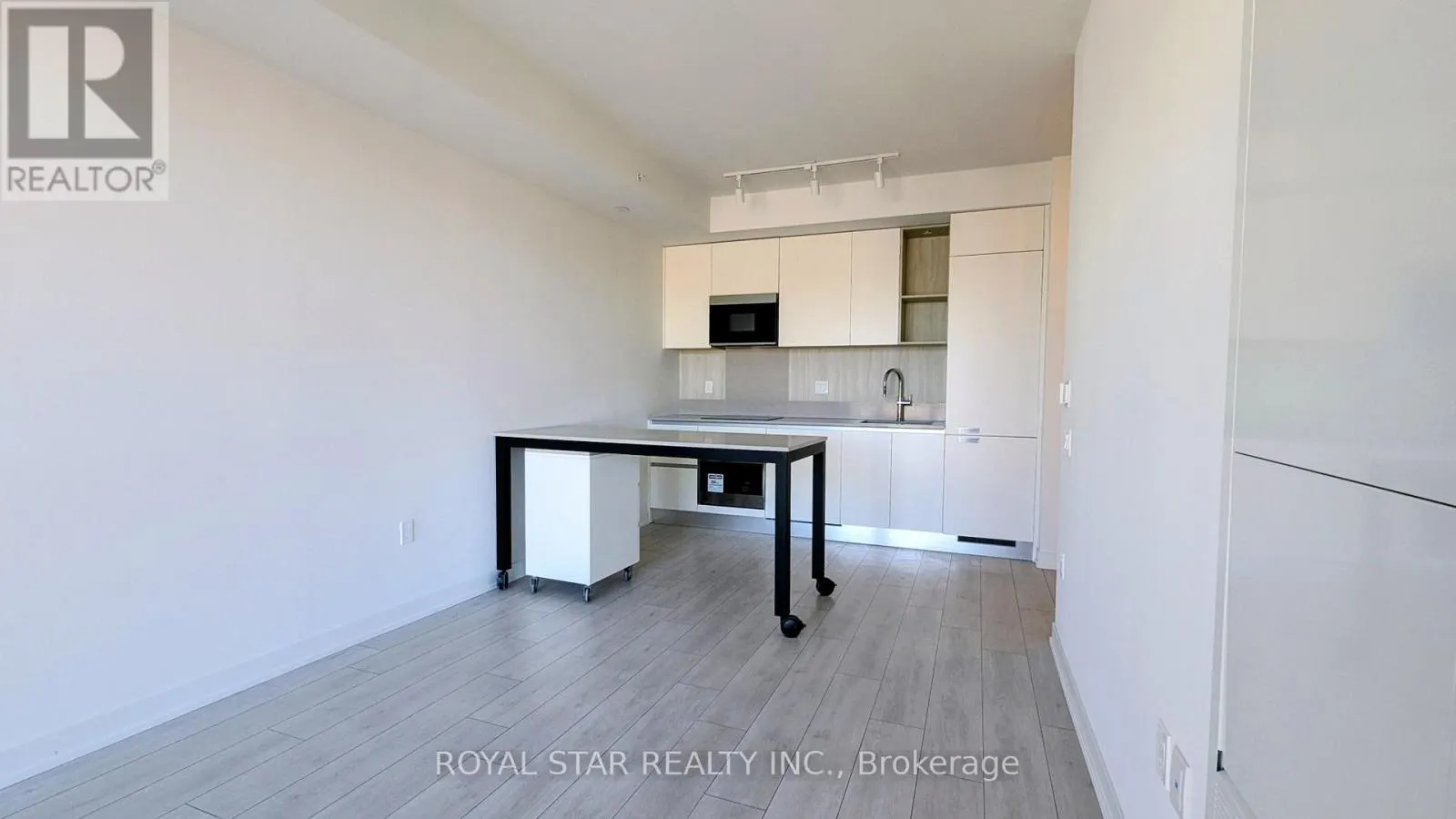 806 - 39 MARY STREET