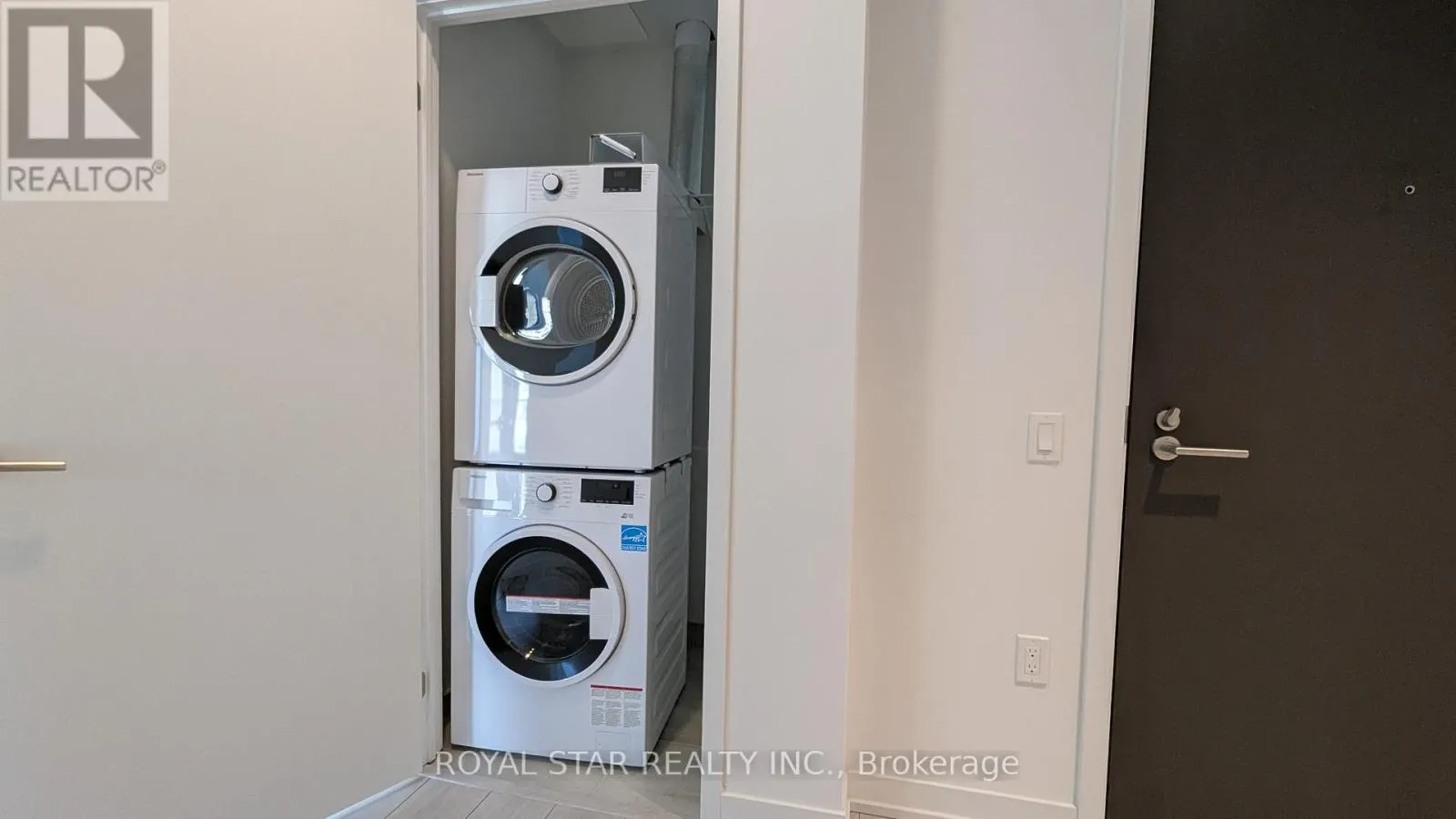 806 - 39 MARY STREET