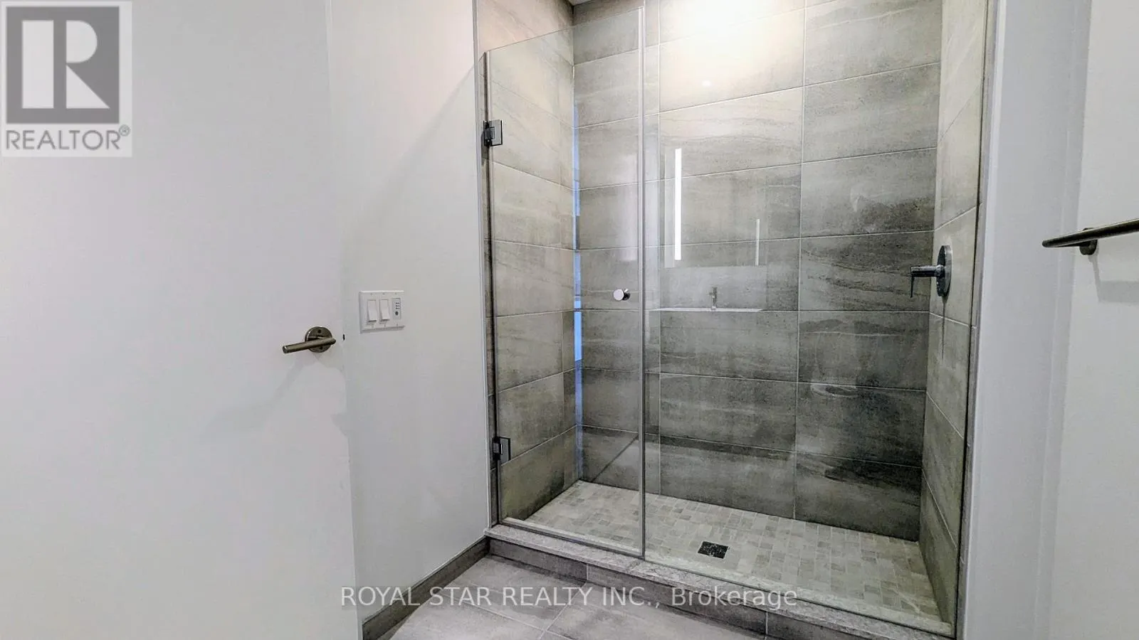 806 - 39 MARY STREET