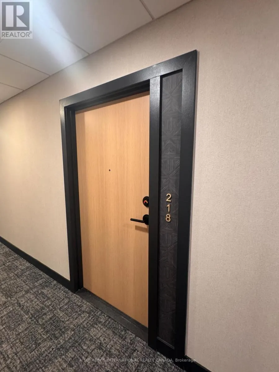 218 - 31 HURON STREET W