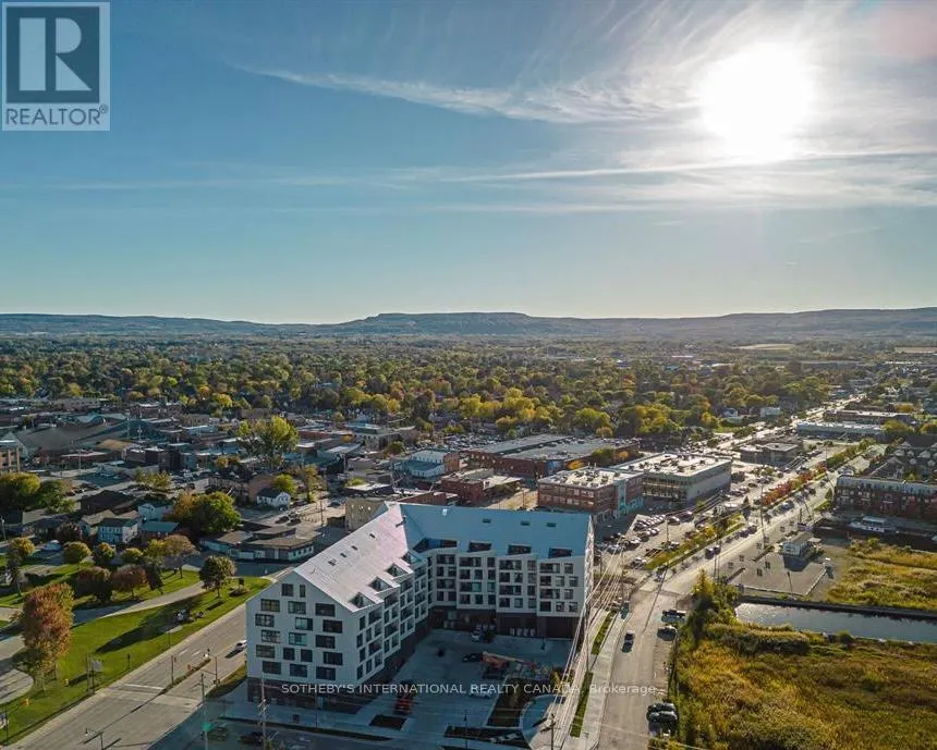 218 - 31 HURON STREET W