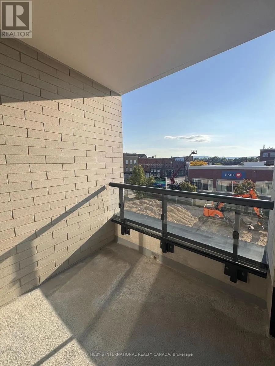 218 - 31 HURON STREET W