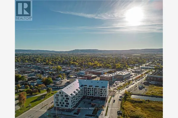 218 - 31 HURON STREET W