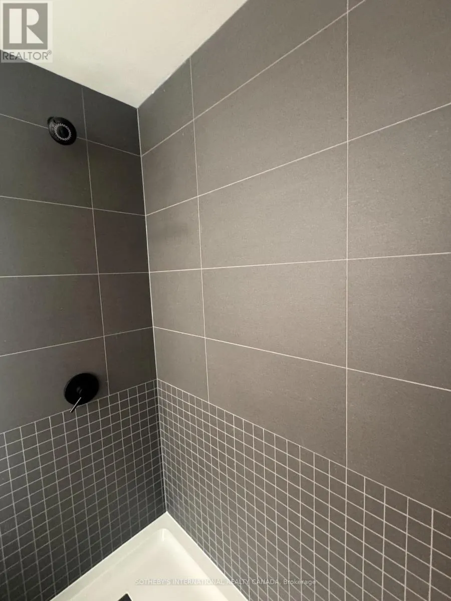 218 - 31 HURON STREET W