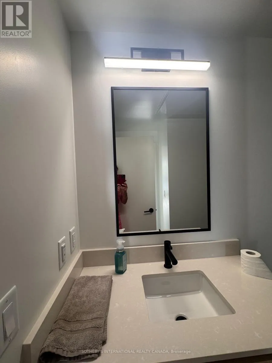 218 - 31 HURON STREET W