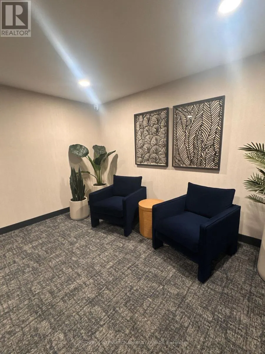 218 - 31 HURON STREET W