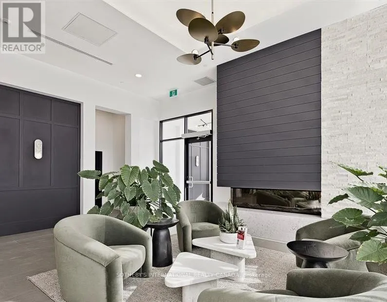 218 - 31 HURON STREET W