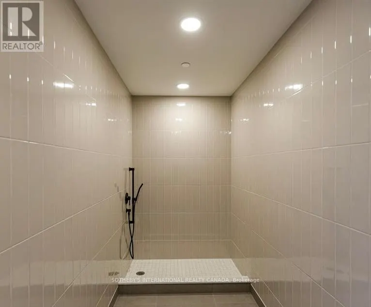 218 - 31 HURON STREET W