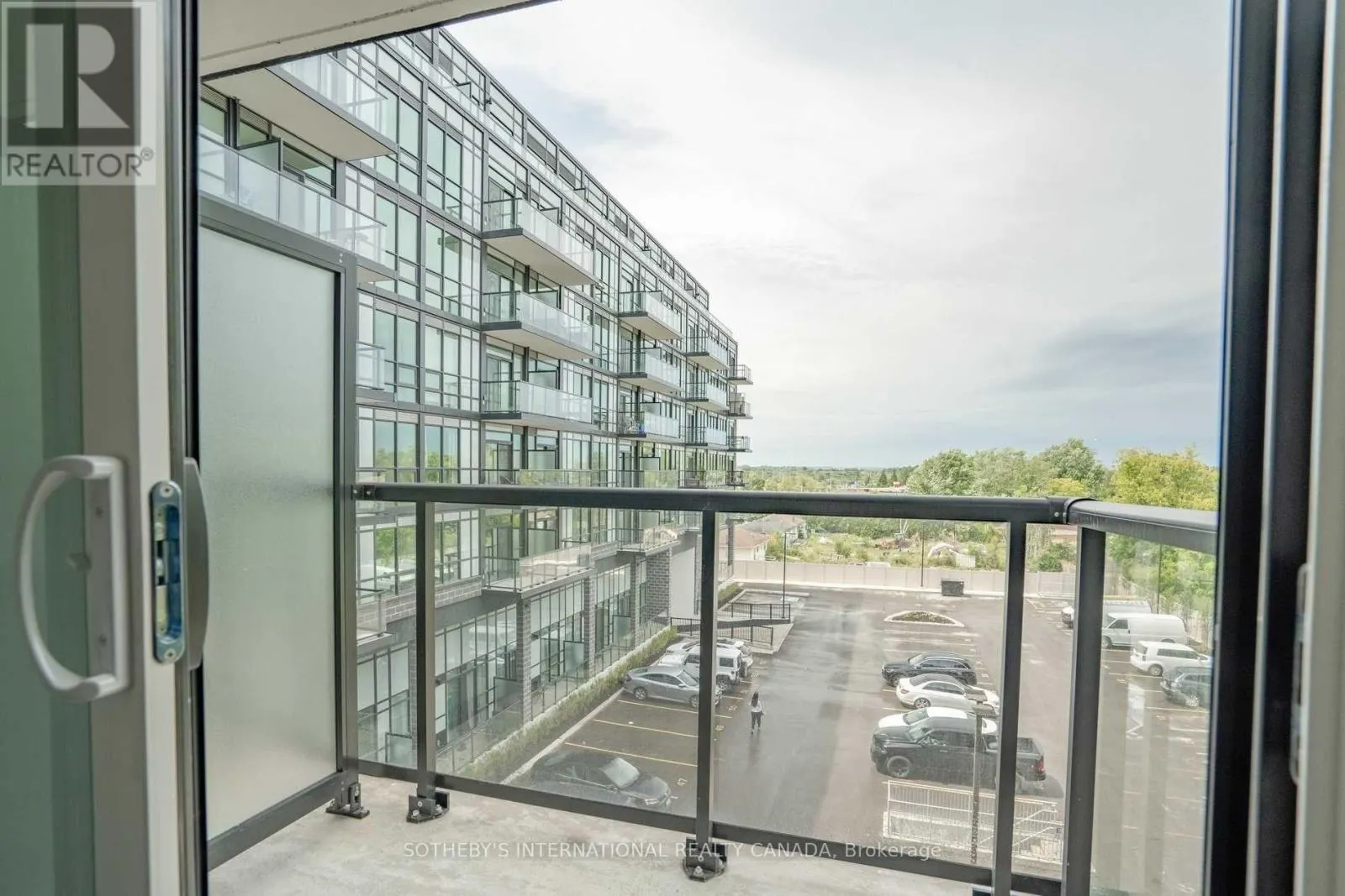 303 - 681 YONGE STREET