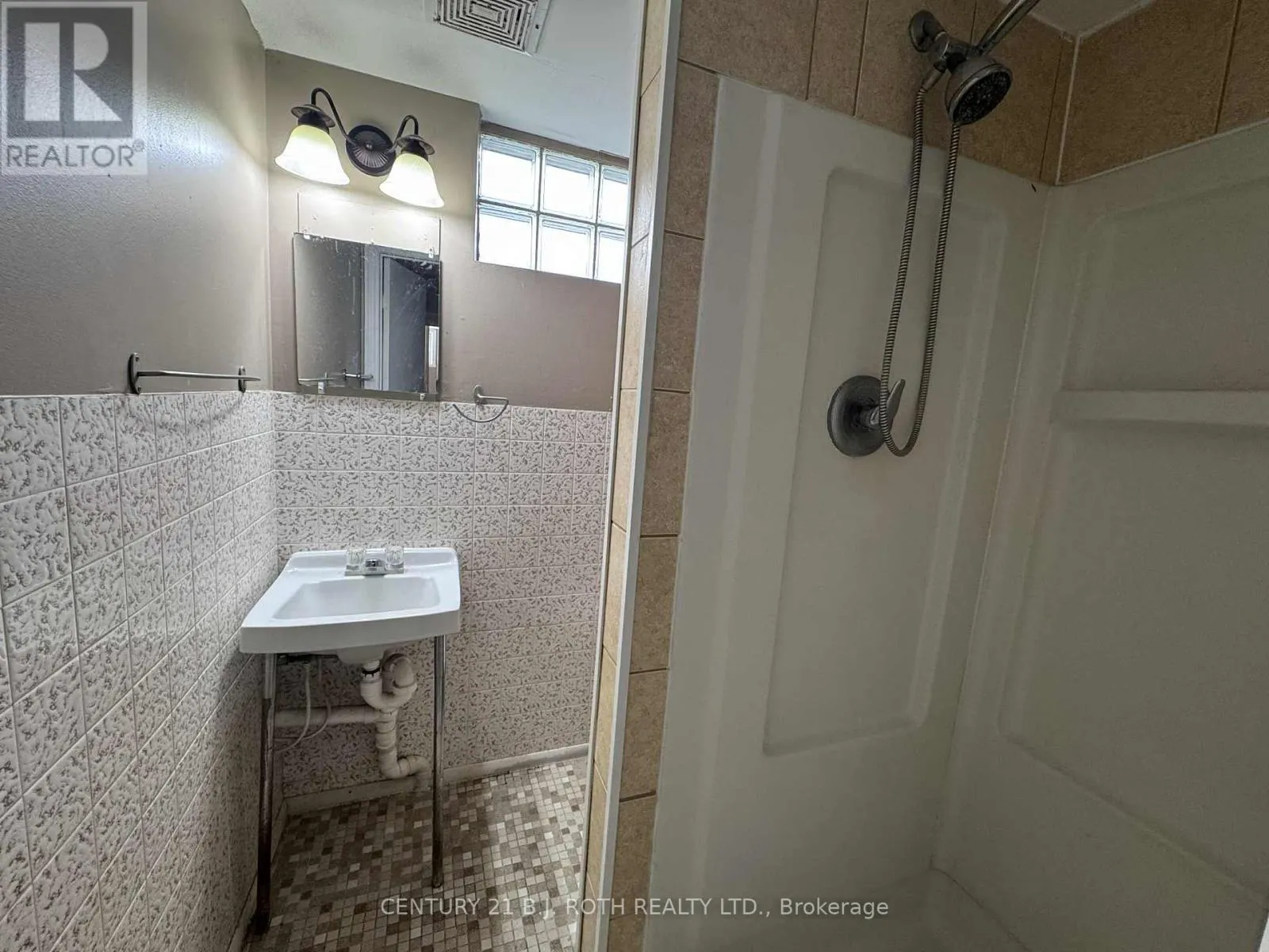 LOWER - 141 GUNN STREET